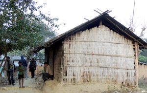 খইশামু মারমা - এঁর ঘরেই রাত কাটিয়েছি দলা পাকিয়ে দশজন। (ছবি: লেখক)