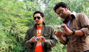 আমাদের যখন ছবি তোলা হচ্ছে, তখন আলোকচিত্রীরও ছবি ওঠা দরকার (ছবি: লেখক)