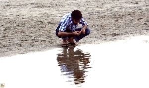 নদীর বালির মাঝে কাচ, আর নুড়ির মাঝে পাথরের খোঁজ আমার (ছবি: নাকিব)