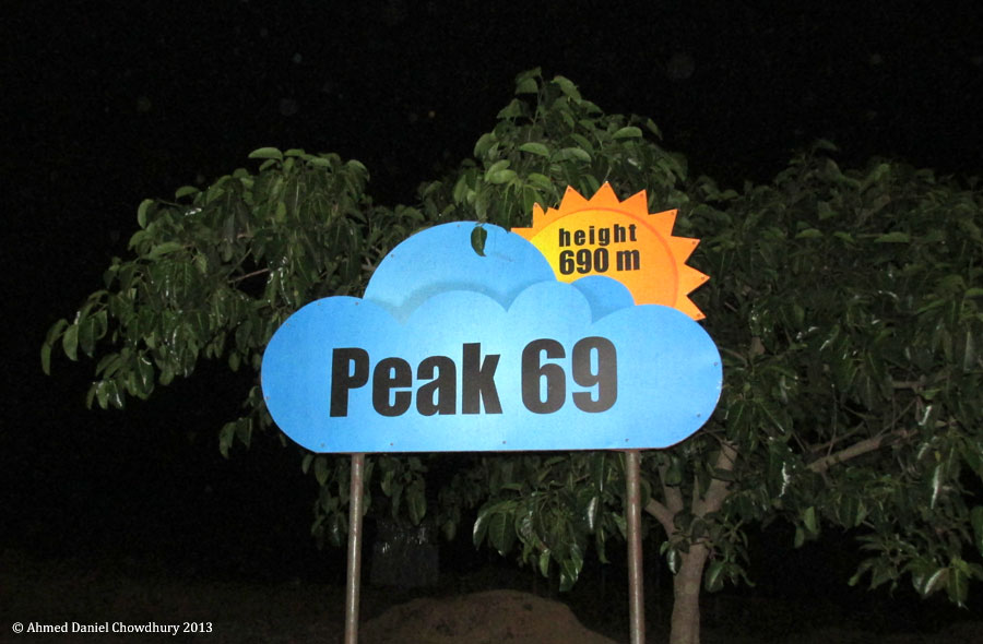 বাংলাদেশের সর্বোচ্চ সড়ক - Peak 69-এ গাড়ি থামিয়ে কার্বুরেটরে পানি দেয়ার দরকার পড়লো। (ছবি: দানিয়েল)